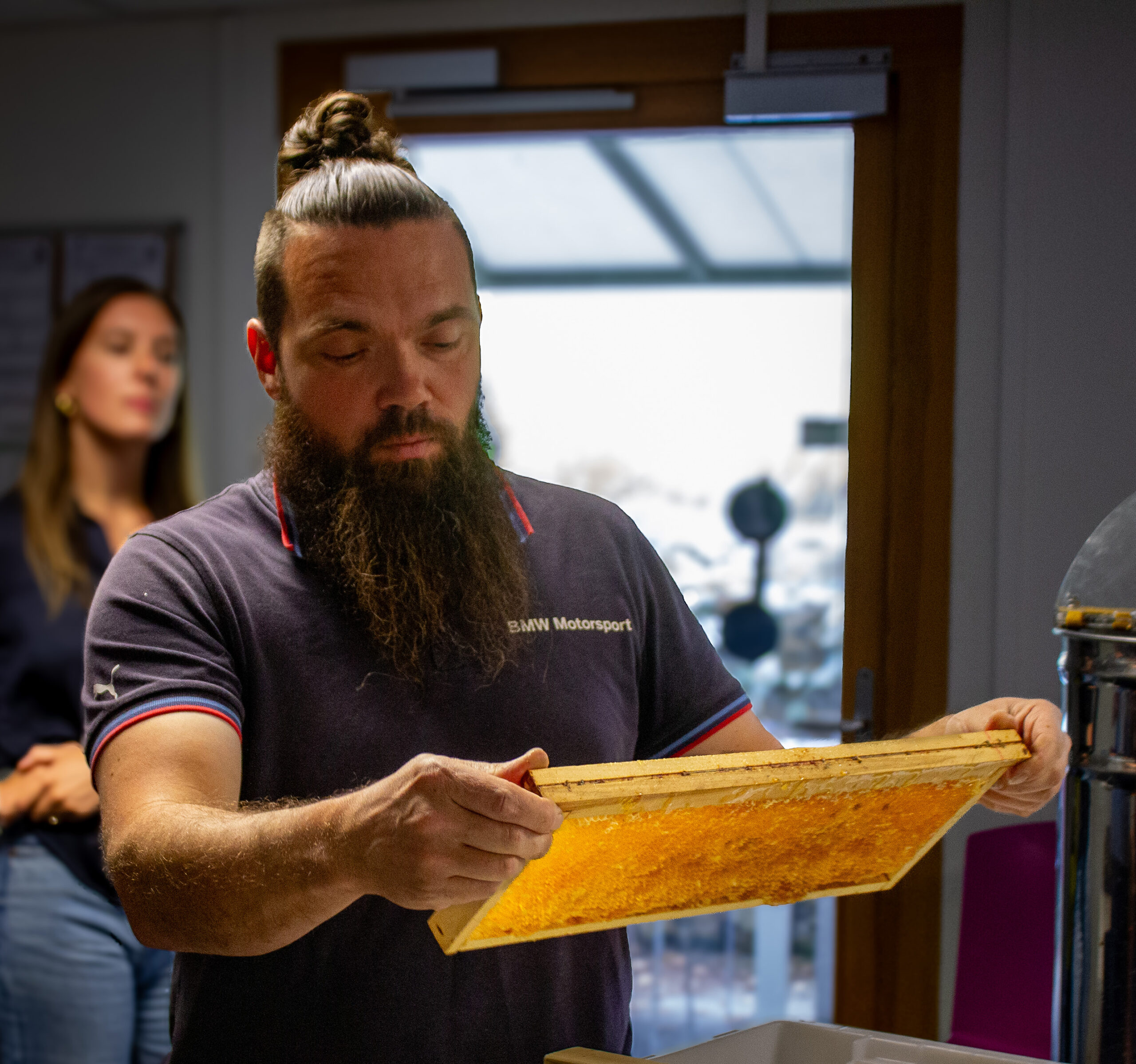 1-scaled atelier extraction du miel - Honey extraction workshop